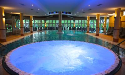 Wellnesswochenende im Lotus Therme Hotel Heviz - das äussere Becken des 5-Sterne-Hotels - ✔️ Lotus Therme Spa Hotel***** Heviz - Lux-Thermal- und Kurhotel Lotus in Heviz zu Aktionspreisen