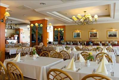 Hotel Marina-Port 4* excellent restaurant à Balatonkenese - ✔️ Hotel Marina Port**** Balatonkenese - hotel centre bien-être sur les rives du Lac Balaton
