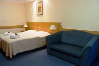 Bekvämt rum i Hotell Marina-Port i ett paket erbjudandet