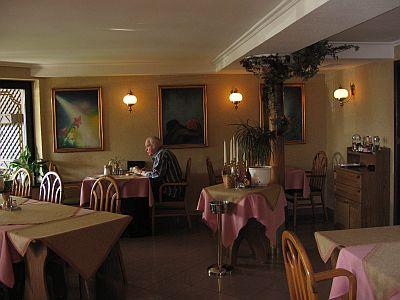 Elegant restaurant in het driesterren Hotel Molnár in Budapest op Széchenyi berg in de groenstrook - Hotel Molnar Budapest - een goedkoop en gezellig hotel in Buda