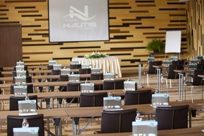 Vital Hotel NautisのVelence湖畔にあるモダンな会議室 - ✔️ Vital Hotel Nautis**** Gardony - ヴィタルホテル　ナウティス　