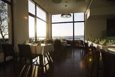 Ресторан с видом на озеро Веленце в Гардонии - Vital Hotel Nautis - ✔️ Vital Hotel Nautis**** Gardony - люкс отель с велнес-услугами на берегу озера Веленце в Венгрии