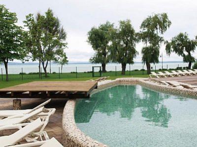  utomhuspool i Premium Hotell Panorama Siofok, Balaton  - Prémium Hotel Panoráma**** Siófok - Särskilt wellnesshotell i Siofok med halvpension