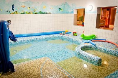Kinderbad in het 4-sterren Hotel Piroska in Bukfurdo, Hongarije - ✔️ Hotel Piroska**** Bük - goedkoop wellnesshotel in Bukfurdo met halfpension