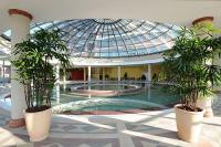 Piscine intérieure à l'Aquaworld - centre bien-être - l'un des plus grand parc aquatique en Europe