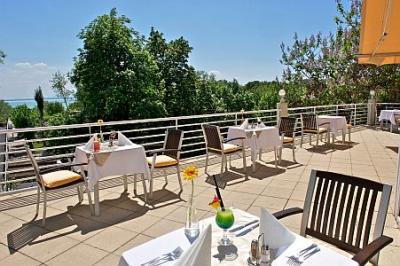 Vista panorámica del lago Balaton desde 4* Hotel Bal - Hotel Bál Resort**** Balatonalmádi - alojamiento al lado de Balaton con vista panorámica