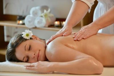 Wellnessmassages met lavastenen in het Hotel Bal Resort Balatonalmadi - Hotel Bál Resort**** Balatonalmádi - wellnesshotel rechtstreeks aan de noordelijke oever van het Balaton-meer