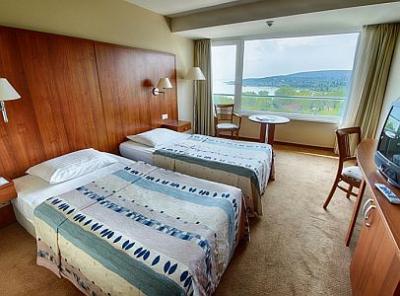 Rabat hotellrum vid Balatonsjön med halvpension paket - Hotel Bál Resort**** Balatonalmádi - hotell  vid Balaton med panoram utsikt