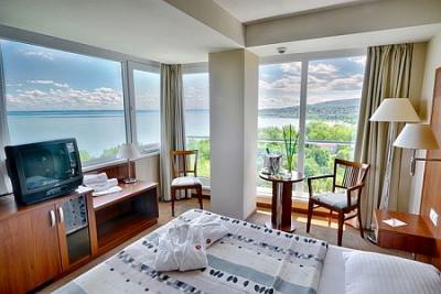 4* Hotel Bál Resort-kamers met uitzicht op het Balatonmeer - Hotel Bál Resort**** Balatonalmádi - wellnesshotel rechtstreeks aan de noordelijke oever van het Balaton-meer