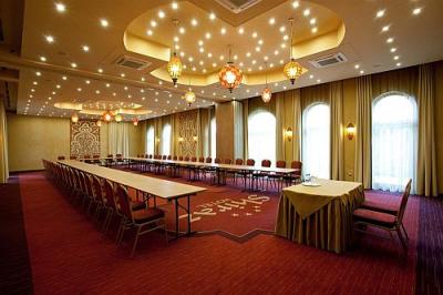 Mooie, elegante vergaderzaal in het 4-sterren Meses Shiraz Wellness en Training Hotel in Egerszalok, Hongarije - Hotel Shiraz**** Egerszalok - Wellness en Conferentiehotel in Egerszalok, Hongarije tegen actieprijzen
