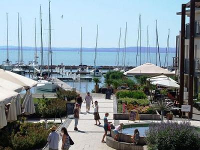 Patio méditerrané à l'Hôtel Golden Resort à Balatonfured - ✔️ Hotel Golden Lake**** Balatonfüred - bien-être et repos à Balatonfured sur le Lac Balaton