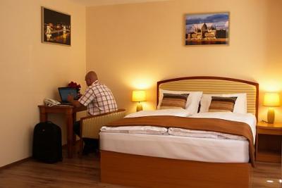 In camera frumoasă şi elegantă la Hotelul Six Inn este acces gratuit la internet pentru oaspeţii sâi - Six Inn Hotel Budapest - hotel ieftin cu 3 stele aproape de gara de vest în Budapesta