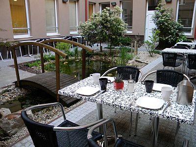 Café in het binnenhofje van het Hotel Six Inn met atrium in een elegante omgeving in Boedapest - Six Inn Hotel Budapest - goedkoop 3-sterren hotel vlakbij het Station Nyugati (West) in Boedapest