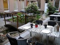 Café in het binnenhofje van het Hotel Six Inn met atrium in een elegante omgeving in Boedapest