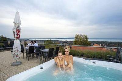 Jacuzzi sulla terrazza con vista panoramica sul Lago Balaton - Hotel Zenit a Vonyarcvashegy - ✔️ Hotel Zenit**** Balaton Vonyarcvashegy - hotel benessere con vista panoramica sul Lago Balaton