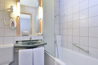 Bathroom in Hotel Ibis Budapest Citysouth*** - ✔️ Ibis Budapest Citysouth*** - Discounted Ibis Hotel near to the Airport