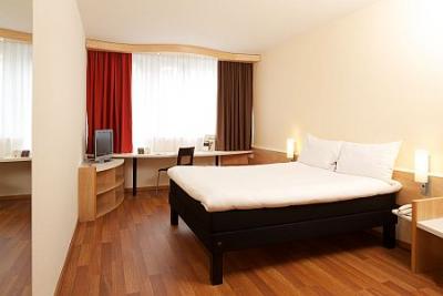 Sypialnia z łóżkiem francuskim - Hotel Ibis Budapest City - trzygwiazdkowy hotel w śródmieściu - ✔️ Hotel Ibis Budapest City*** - hotel w sercu miasta Budapeszt, Węgry /Ibis Emke/ 