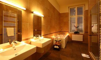 Элегантная ванная люкс-отеля Balatonfüred Hotel Ipoly Residence  - Ipoly Residence Hotel Balatonfured - Люкс апартман-отель на Балатоне в г. Балатонфюред