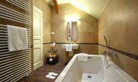 Plaisante et spacieuse salle de bains à l'Hôtel Ipoly Résidence - vacances au Lac Balaton à Balatonfured