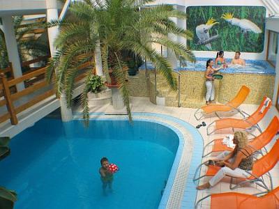 La piscine de L'Hôtel Kakadu - Keszthely est pres du lac Balaton en Hongrie - ✔️ Wellness Hotel Kakadu*** Keszthely - l'hôtel de Wellness économique au lac Balaton