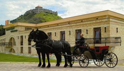 Hotel Kapitány Sümeg - ホテル　キャプテン　シュメグではノスタルジックな馬車をご利用頂けます - ✔️ Hotel Kapitany**** Wellness Sumeg - シュメグのウェルネスホテル　キャプテンは中世の香りが漂うホテルです