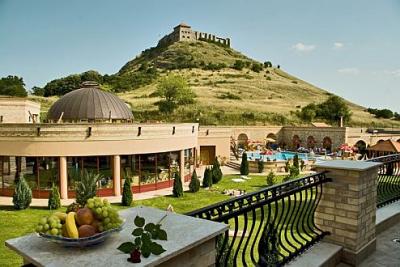 El panorama del castillo de Sumeg de la terraza del Hotel Kapitany - ✔️ Hotel Kapitany**** Wellness Sumeg - Hotel Kapitany con paquetes de media pensión  y servicios de wellness a precio reducido en Sumeg