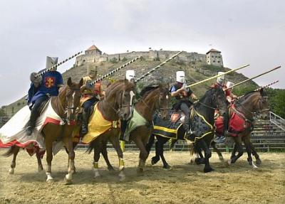 Jeu de chateau de Sumeg - Hôtel Kapitany Sumeg - spectacle équestre proche du chateau - ✔️ Hotel Kapitany**** Wellness Sumeg - Hôtel de bien-être avec des paquets au prix spécial á Sümeg en Hongrie