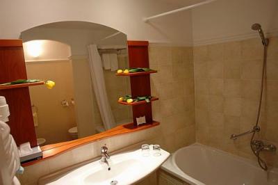 ザラカロシュにあるウェルネスホテル - ホテルカロススパの浴室 - ✔️ Hotel Karos Spa**** Zalakaros - ホテル　スパ　テルマル　ウェルネス　ザラカロシュ　温泉プール