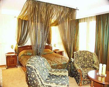 Cameră elegantă şi romantică cu pat baldachin în Hotel Wellness Duna Relax Event Rackeve - ✔️ Duna Relax Hotel**** Ráckeve - aproape de Budapesta la un preţ promoţional în Rackeve