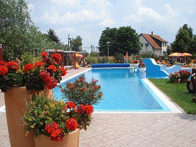 Outdoor pool of Duna Relax Event Wellness Hotel in Rackeve - ✔️ Duna**** Relax Hotel Ráckeve - hotel at discount prices close to Budapest, in Rackeve