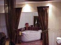 Suite elegante con vasca da bagno angolare a Rackeve all'Hotel DunaRelax Event