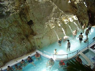 Piscinas en el Baño de cueva de Miskolctapolca - Kikelet Club Hotel, Baño de cueva de Miskolctapolca - ✔️ Kikelet Club Hotel*** Miskolctapolca - hotel de apartamentos vecino a los baños subterráneos