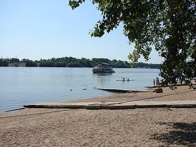 Hotel Lido in Budapest in Hungary - motor boat and event boat rental by the river Danube - Lido Hotel Budapest - Romai-part Budget 3-stars hotel at Danube shore near Aquincum