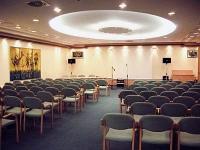 Conferentiezaal met natuurlijk licht in het Hotel Mendan in Zalakaros, Hongarije