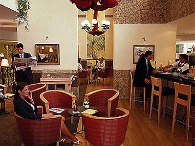 Café in het Hotel Mercure Boeda in een elegante omgeving, vlakbij het park Vermezo - ✔️ Hotel Mercure Boedapest Castle Hill**** - Mercure hotel vlakbij het Station Deli (Zuid) in Boedapest