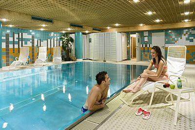 Piscine couverte - Hôtel Mercure Budapest Korona sur la place Kalvin - ✔️ Hôtel Mercure Budapest Korona**** - hôtel 4 étoiles dans le coeur de Budapest