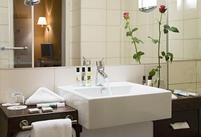 Elegantes Badezimmer in Budapest Hotel Mercure in der Innenstadt - ✔️ Hotel Mercure Budapest Korona**** - 4 Sterne Hotel in Budapest