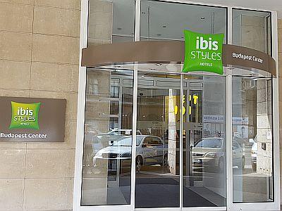 Entrata dell'Ibis Styles Budapest Center  - hotel Mercure a Budapest nel centro vicino alla stazione Est e al Gran Boulevard - ✔️ Ibis Styles Budapest Center*** - albergo 3 stelle nel cuore di Budapest