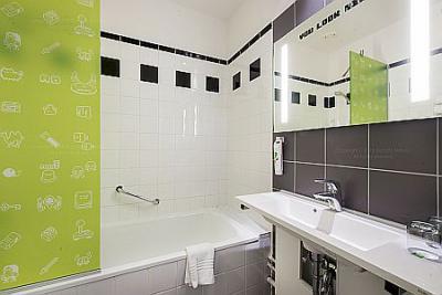 Ibis Styles Budapest Center - badkamer van het viersterren hotel in het centrum van Boedapest met toiletartikelen - Hotel Mercure Metropol - ✔️ Ibis Styles Budapest Center*** - 3-sterren hotel in de binnenstad de Boedapest met actieprijzen