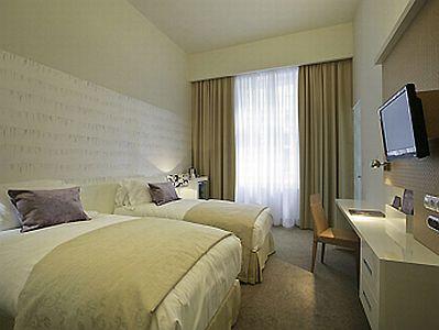 Hotel Nemzeti Budapest MGallery - Elegantes Zweibettzimmer im Hotel Nemzeti - Online-Reservierung - ✔️ Hotel Nemzeti Budapest MGallery - 4 Sterne Hotel in Budapest