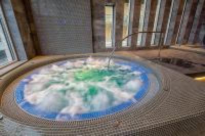 Jacuzzi și piscină la Hotelul Heviz Bonvital**** - ✔️ Bonvital Wellness Hotel**** Hévíz - Hotel nou wellness şi spa cu demipensiune şi cu promoţii 