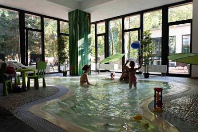 Oxigen ZEN Spa Hotel en Noszvaj - piscina para niños - ✔️ Hotel Oxigén**** Noszvaj - Bienestar z Spa Hotel Oxigen en Nosyvaj en precios asequibles