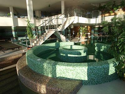 Centre de bien-être de l'Hôtel Ozon Matrahaza et son jacuzzi, ses piscines, et cabines de sauna - ✔️ Hotel Residence Ozon**** Matrahaza - Hôtel de bien-être économique à la montagne Matra avec demi-pension