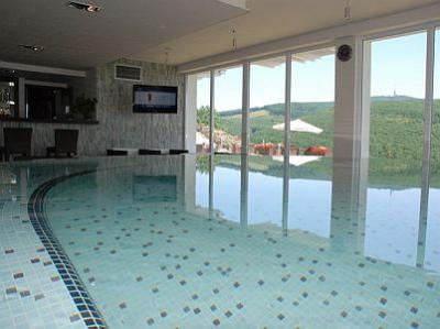 Piscine intérieure de l'Hôtel Ozon Kekesteto avec une vue panoramique à prix bas - ✔️ Hotel Residence Ozon**** Matrahaza - Hôtel de bien-être économique à la montagne Matra avec demi-pension