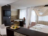 Habitacon de lujo con cama con dosel, jacuzzi y vista panorámica del Hotel Ozon