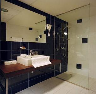 Park Inn Sarvar bathroom 4* - moderne badkamer in Sarvar - ✔️ Park Inn**** Sárvár - all-inclusive spa- en wellnesshotel in Sarvar met korting