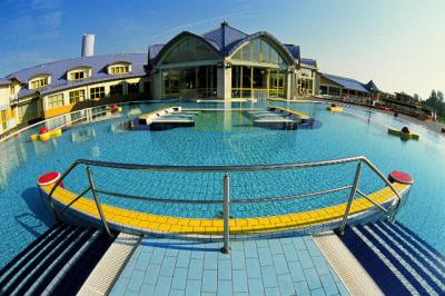 Park Inn Sarvar 4* piscina al aire libre en el hotel wellness - ✔️ Park Inn**** Sárvár - hotel de spa y bienestar todo incluido con descuento en Sarvar