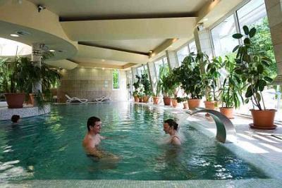 Piscina d'esperienza all'Hotel Residence Siofok - hotel a 100 metri dal Balaton - ✔️ Hotel Residence**** Siofok - Hotel di wellness a Siofok, sulla riva meridionale del Lago Balaton