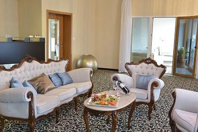 Chambre d'hôtel chez Residence Siofok est une chambre élégante et romantique pour des vacances en couple - ✔️ Hotel Residence**** Siofok - Hôtel de conférences et de bien être économique à Siofok, au bord Sud du lac Balaton