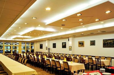 Restaurantul Hotelului Romai este un loc potrivit pentru a organiza diferite evenimente şi nunţi - Hotel Romai Budapest - Hotel ieftin cu panoramă pe Dunăre pe coasta Romai în Budapesta